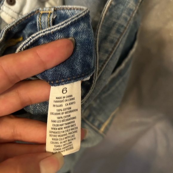 American Eagle super cute distressed jean shorts. Size 6 - Picture 4 of 6